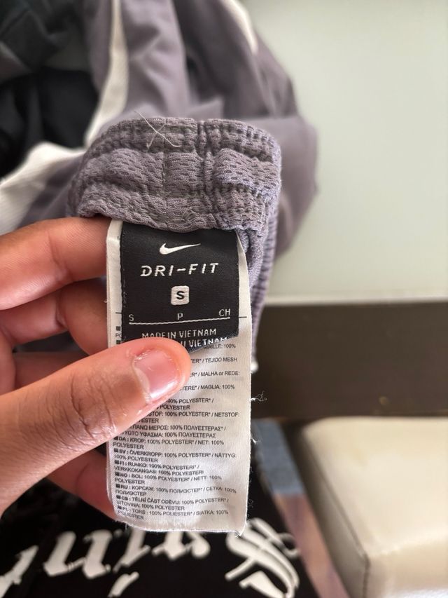 Dri-fit gris oscuro con blanco