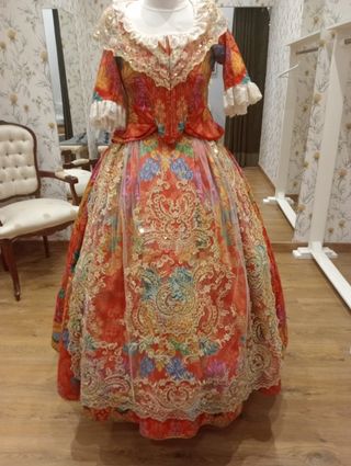 Traje de fallera de niña , largo de falda 93 CMS 