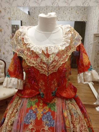 Traje de fallera de niña , largo de falda 93 CMS 