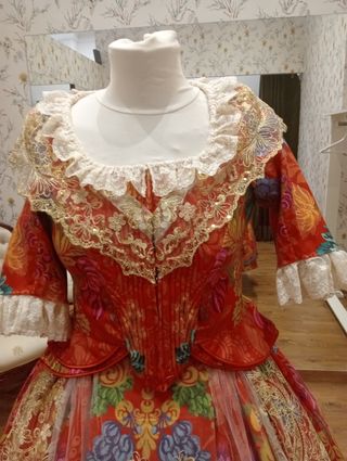 Traje de fallera de niña , largo de falda 93 CMS 