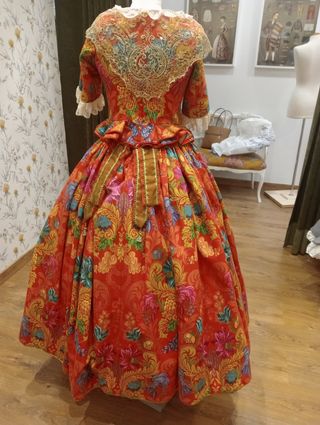 Traje de fallera de niña , largo de falda 93 CMS 