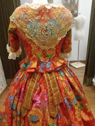 Traje de fallera de niña , largo de falda 93 CMS 
