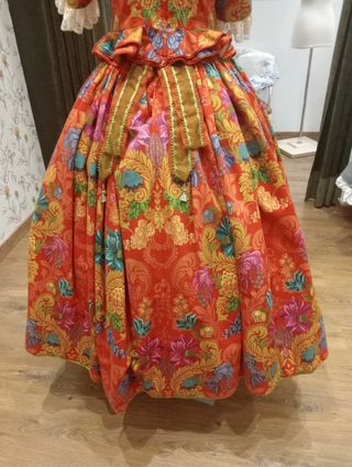 Traje de fallera de niña , largo de falda 93 CMS 