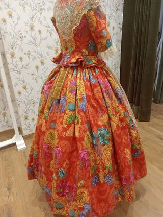 Traje de fallera de niña , largo de falda 93 CMS 