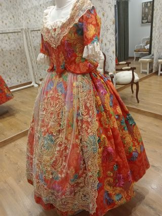 Traje de fallera de niña , largo de falda 93 CMS 