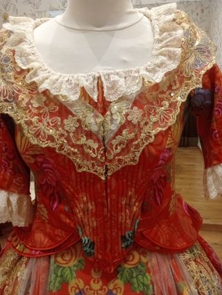 Traje de fallera de niña , largo de falda 93 CMS 