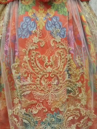 Traje de fallera de niña , largo de falda 93 CMS 