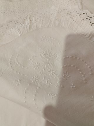 Sábanas bordadas antiguas.