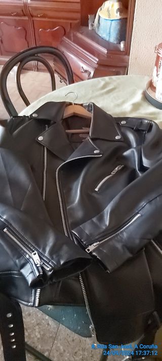 Cazadora efecto piel negra.