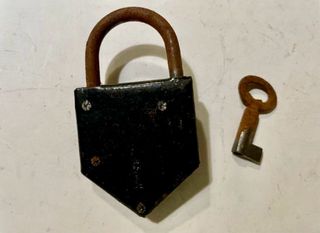 Candado antiguo funcionando con su llave