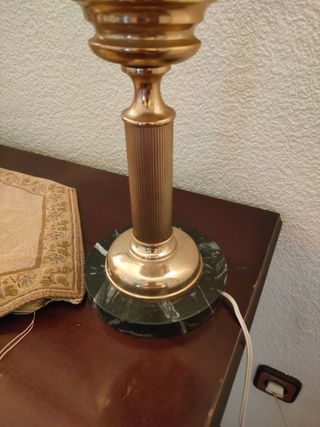 LAMPARA DE MESA en dorado, mármol y blanco