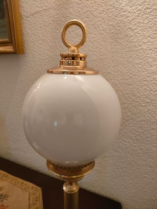 LAMPARA DE MESA en dorado, mármol y blanco