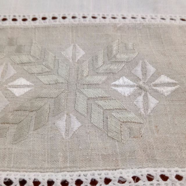 2 MANTELES ⏹️⏹️ BORDADOS (C20)