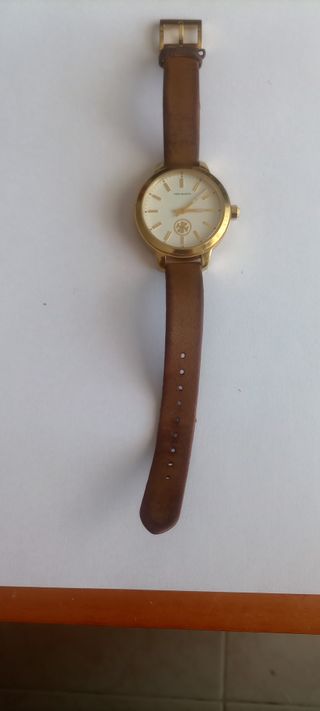 Reloj de la marca "Tory Burch"
