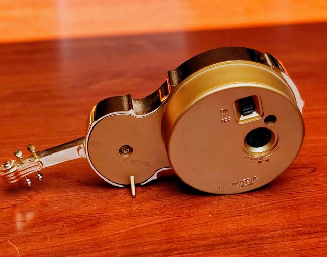 Reloj en forma de violín