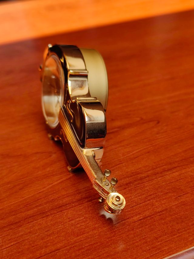 Reloj en forma de violín