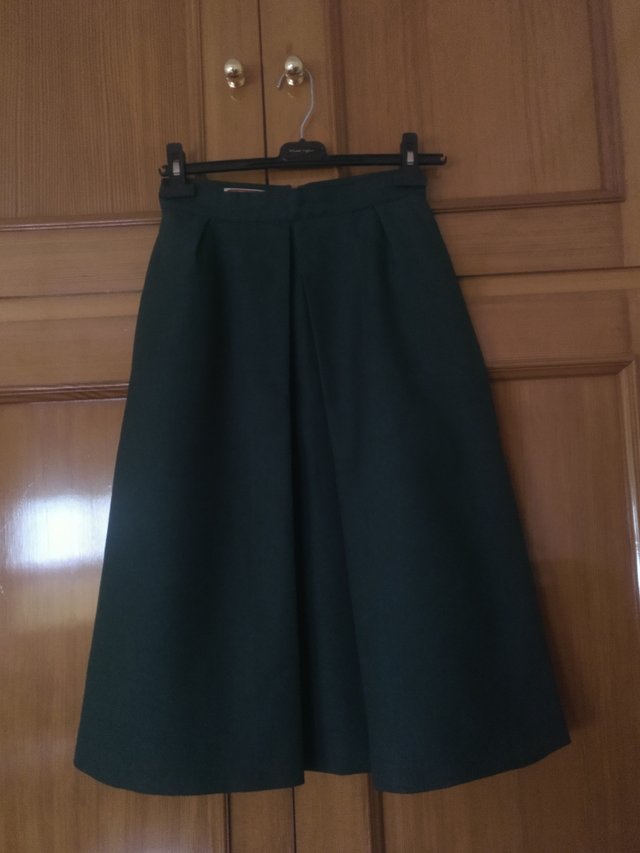 Falda color verde oscuro