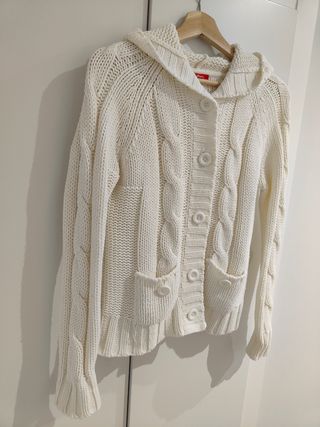 Chaqueta de lana con capucha.