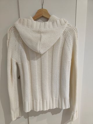Chaqueta de lana con capucha.