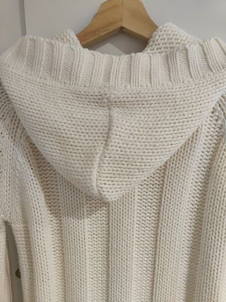 Chaqueta de lana con capucha.