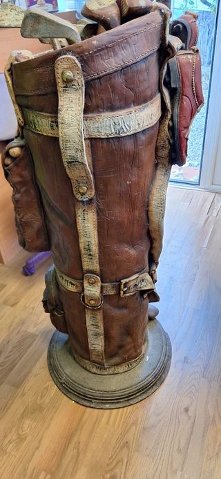 Estanteria simulando carrito de Golf