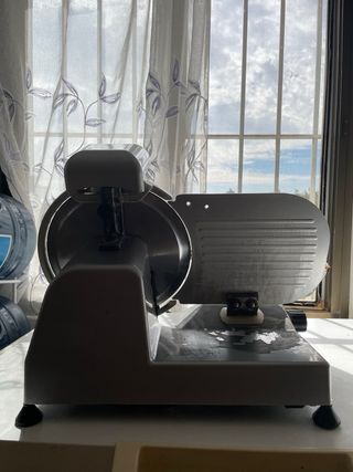 Maquina para cortar embutido