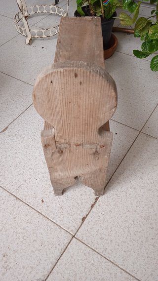 Antiquisimo minibanco? madera.