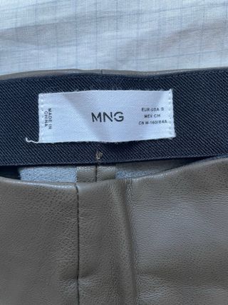 Pantalón efecto cuero. Mango