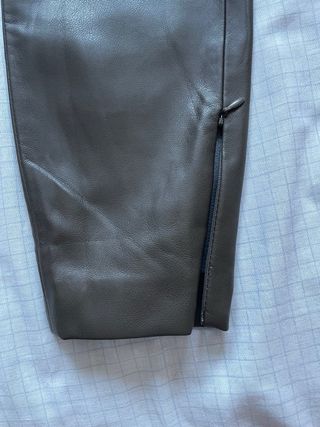 Pantalón efecto cuero. Mango