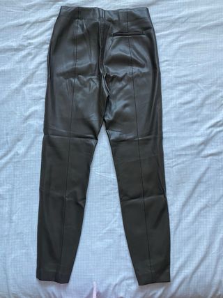 Pantalón efecto cuero. Mango