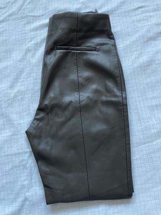 Pantalón efecto cuero. Mango