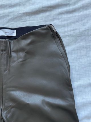 Pantalón efecto cuero. Mango
