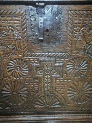 Gran arco. Baúl. Antiguo. Iglesia