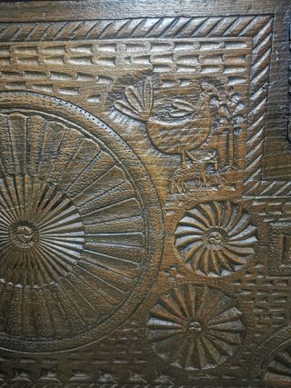 Gran arco. Baúl. Antiguo. Iglesia