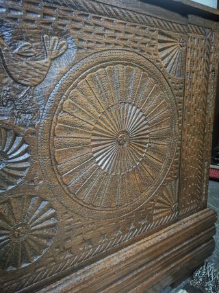 Gran arco. Baúl. Antiguo. Iglesia