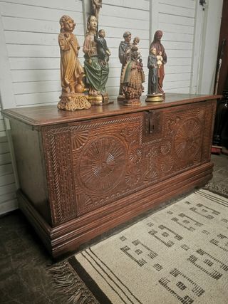 Gran arco. Baúl. Antiguo. Iglesia