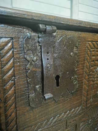 Gran arco. Baúl. Antiguo. Iglesia