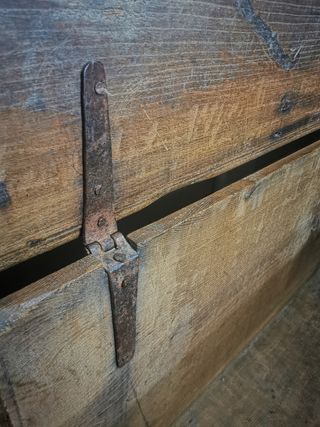 Gran arco. Baúl. Antiguo. Iglesia