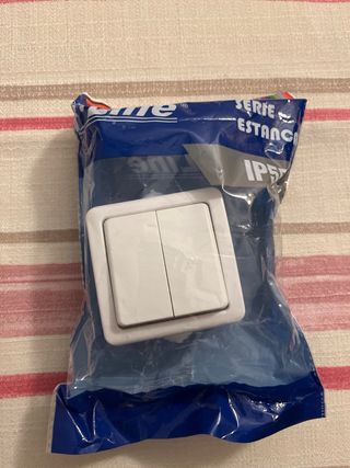 Doble interruptor conmutador de superficie