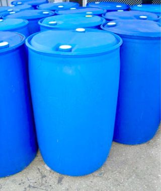 Bidones de 220 litros cerrados