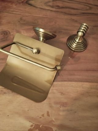 Portarrollos y percha