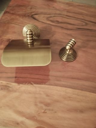 Portarrollos y percha