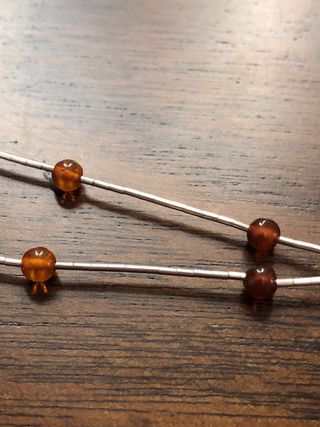 Cadena de plata con piedras naranjas 