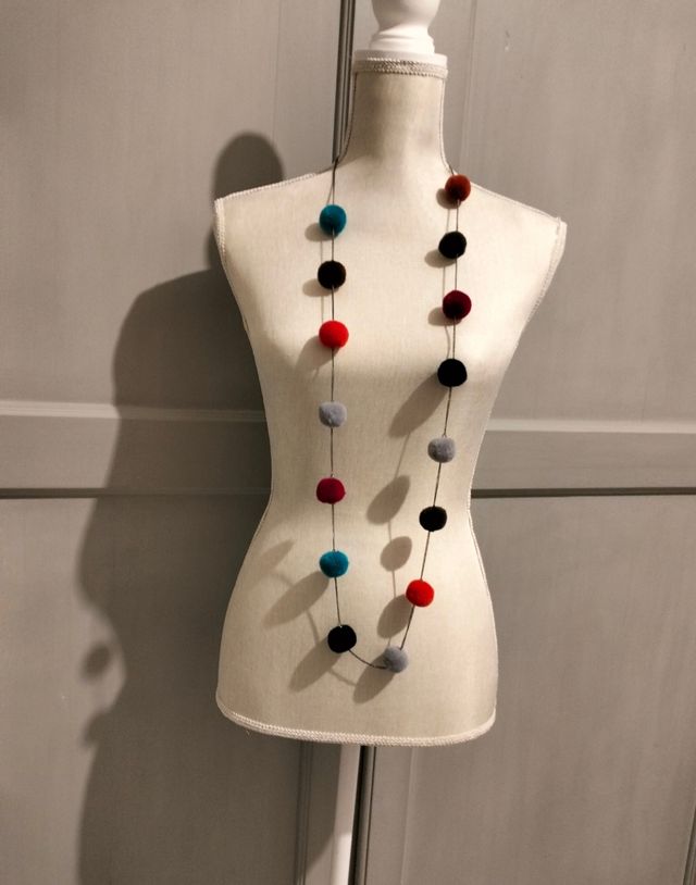 Collana con pon-pon