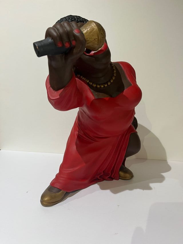 Figura de mujer cantante de jazz