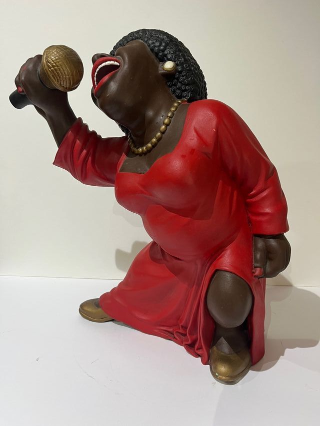 Figura de mujer cantante de jazz