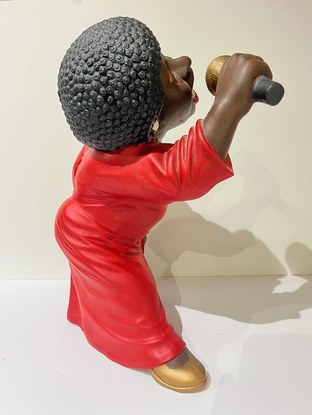 Figura de mujer cantante de jazz