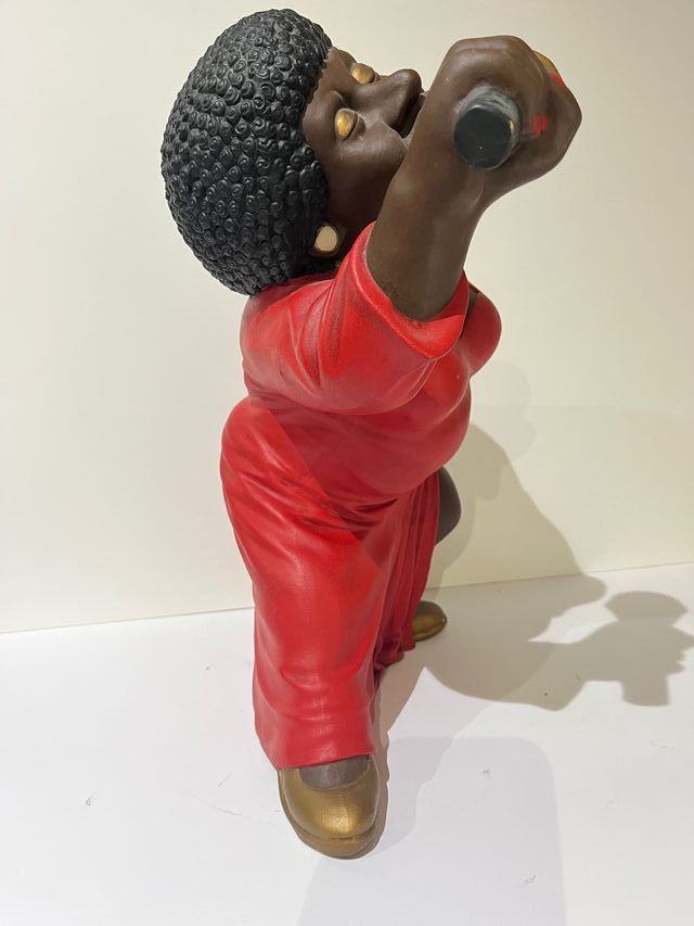 Figura de mujer cantante de jazz