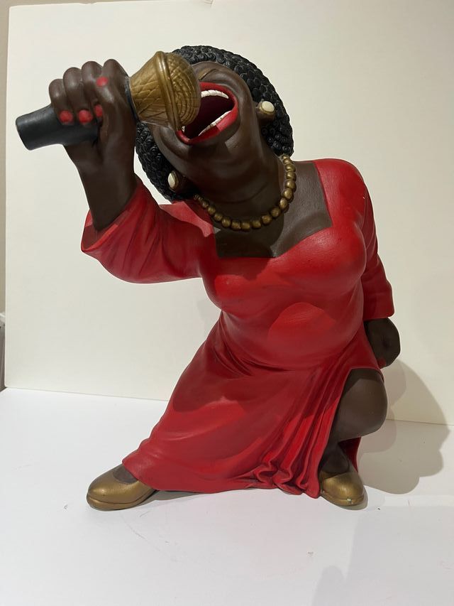 Figura de mujer cantante de jazz