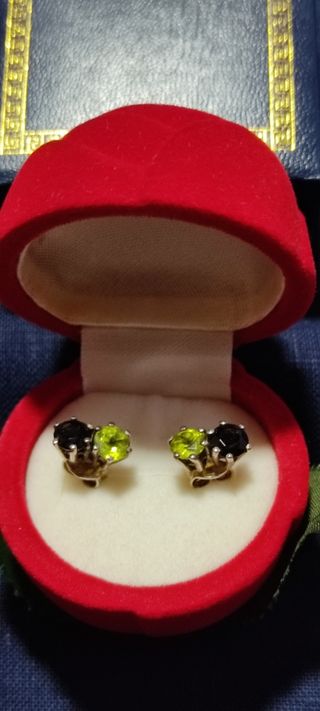 Pendientes originales, plata y piedras naturales